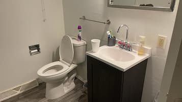 Toallas, jabón, shampoo, papel de baño