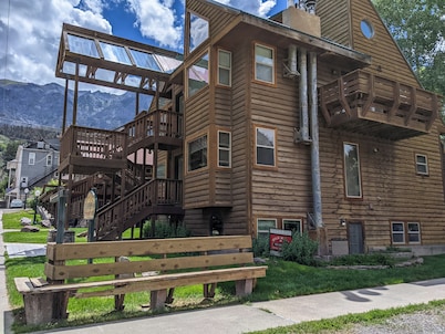 Walk to Downtown! 2-bedroom with mountain views