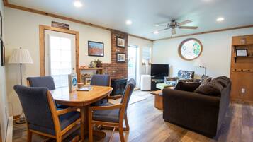 Una televisión, una chimenea, libros