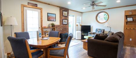 Fernseher, Kamin, Bücher