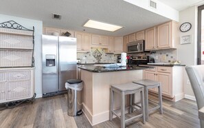 Condo, 3 Bedrooms | Dapur peribadi | Peti sejuk, ketuhar, pembancuh kopi/teh 