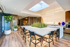 Fridge, microwave, oven, dishwasher - Modern Fenway Studio w/ W/D, Roof & Gym, nr Fenway Park, by Blueground (Boston)