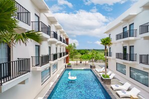 Una piscina al aire libre