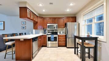 Condo, 1 Bedroom | Private kitchen | Fridge, oven, coffee/tea maker, toaster