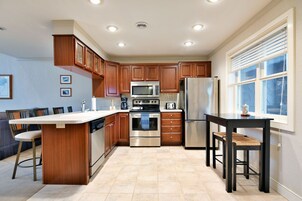 Condo, 1 Bedroom | Private kitchen | Fridge, oven, coffee/tea maker, toaster