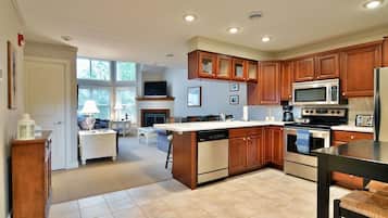 Condo, 1 Bedroom | Private kitchen | Fridge, oven, coffee/tea maker, toaster