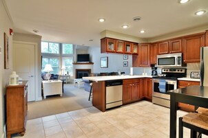 Condo, 1 Bedroom | Private kitchen | Fridge, oven, coffee/tea maker, toaster