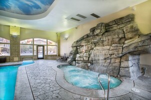 Una piscina techada, una piscina climatizada