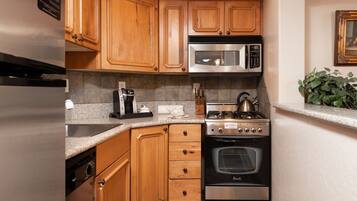 Condo, 2 Bedrooms | Private kitchen