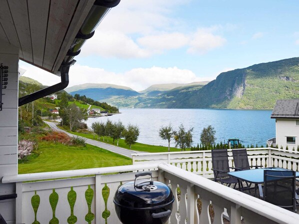 House | Terrace/patio - 4 Person Holiday Home in Utvik-by Traum (Stryn)
