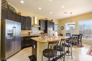 House, 3 Bedrooms | Private kitchen | Fridge, oven, coffee/tea maker, toaster