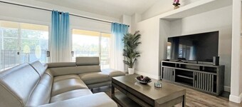 Lakeside Sunset 3 Bedroom by RedAwning