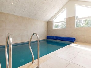 Una piscina techada, una piscina al aire libre