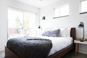 3 habitaciones, tabla de planchar con plancha y cuna de viaje