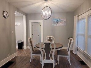 In-room dining - Charming 3b-1b Westside Indy (Indianapolis)