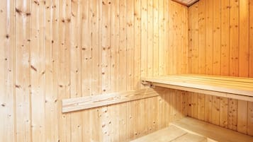 Un interior de madera con un banco empotrado y una pared de madera.