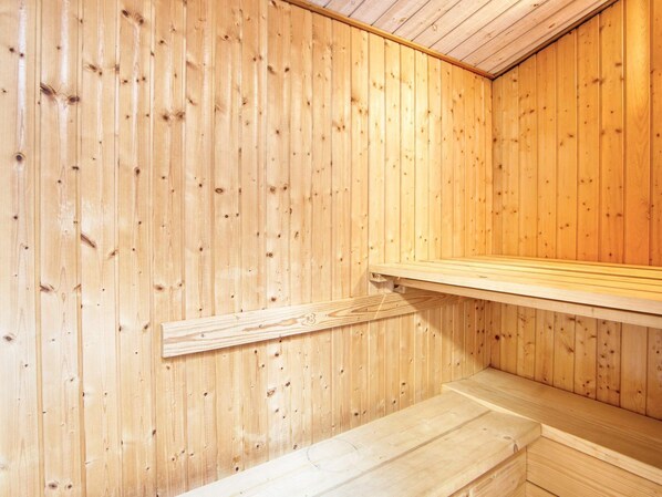 Un interior de madera con un banco empotrado y una pared de madera.