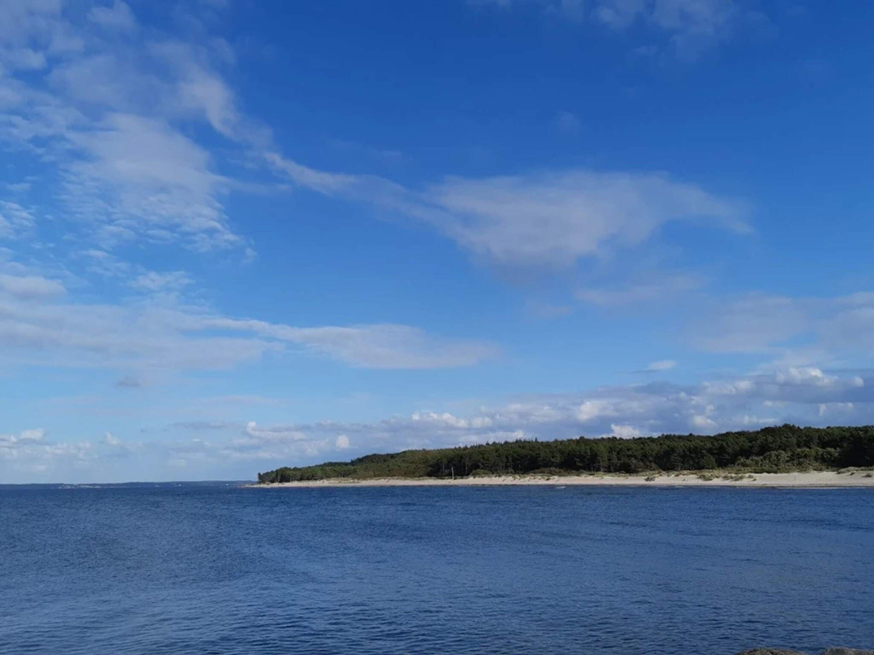 Eine Küstenlandschaft mit klarem Himmel und ruhiger See.