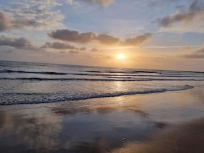 A beach with waves and a sunset. - 6 Person Holiday Home in Blavand (Blavand)