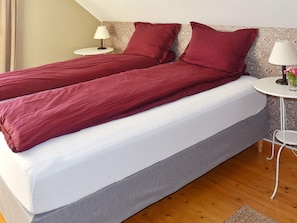 House | 5 bedrooms, individually furnished - 9 Person Holiday Home in Fjortoft (Ålesund)