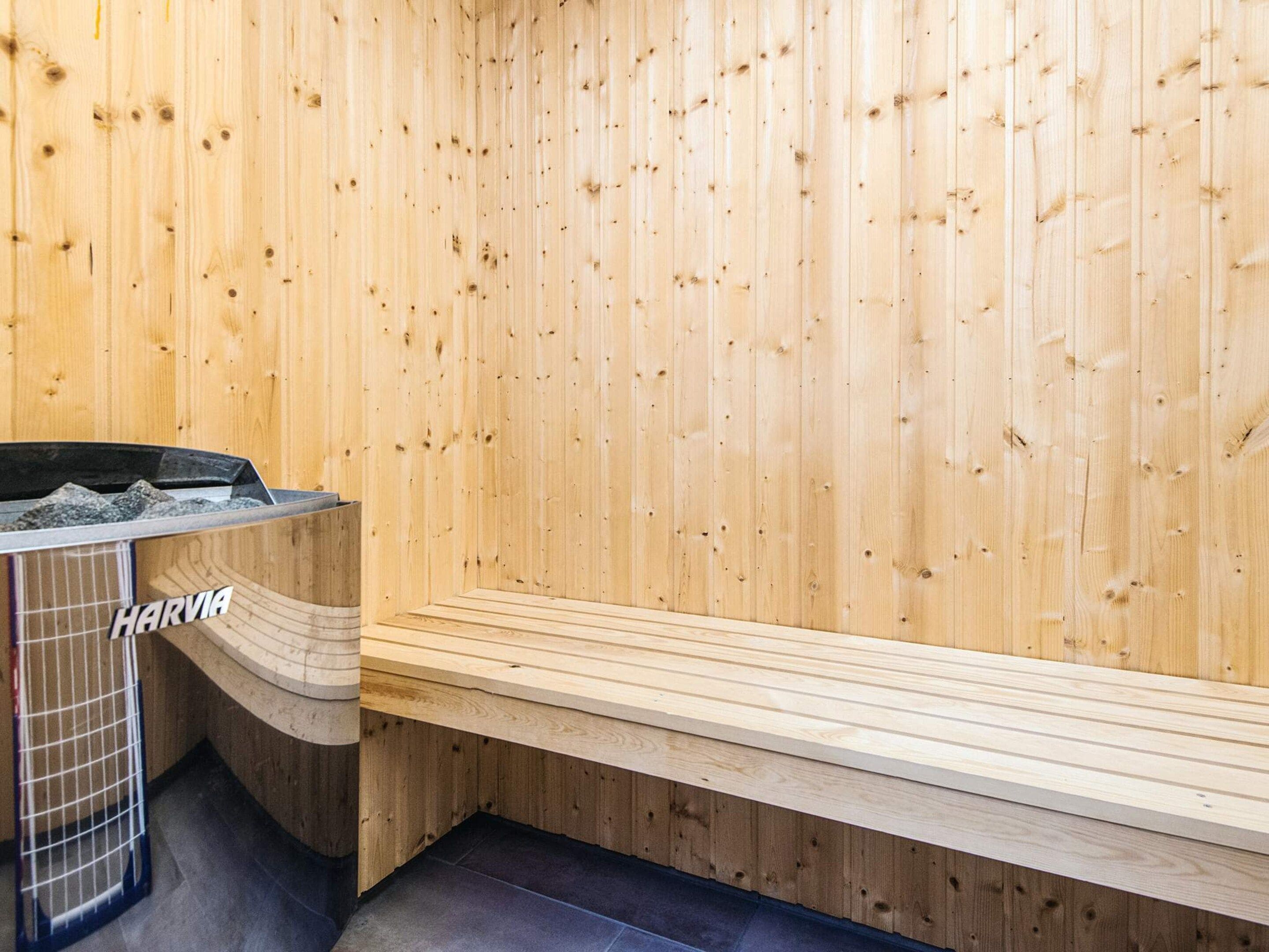 Eine Sauna mit Holzwänden und -bänken.