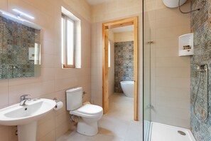 Tina con regadera y toallas 