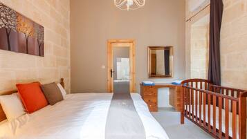 7 bedrooms, free WiFi, bed sheets