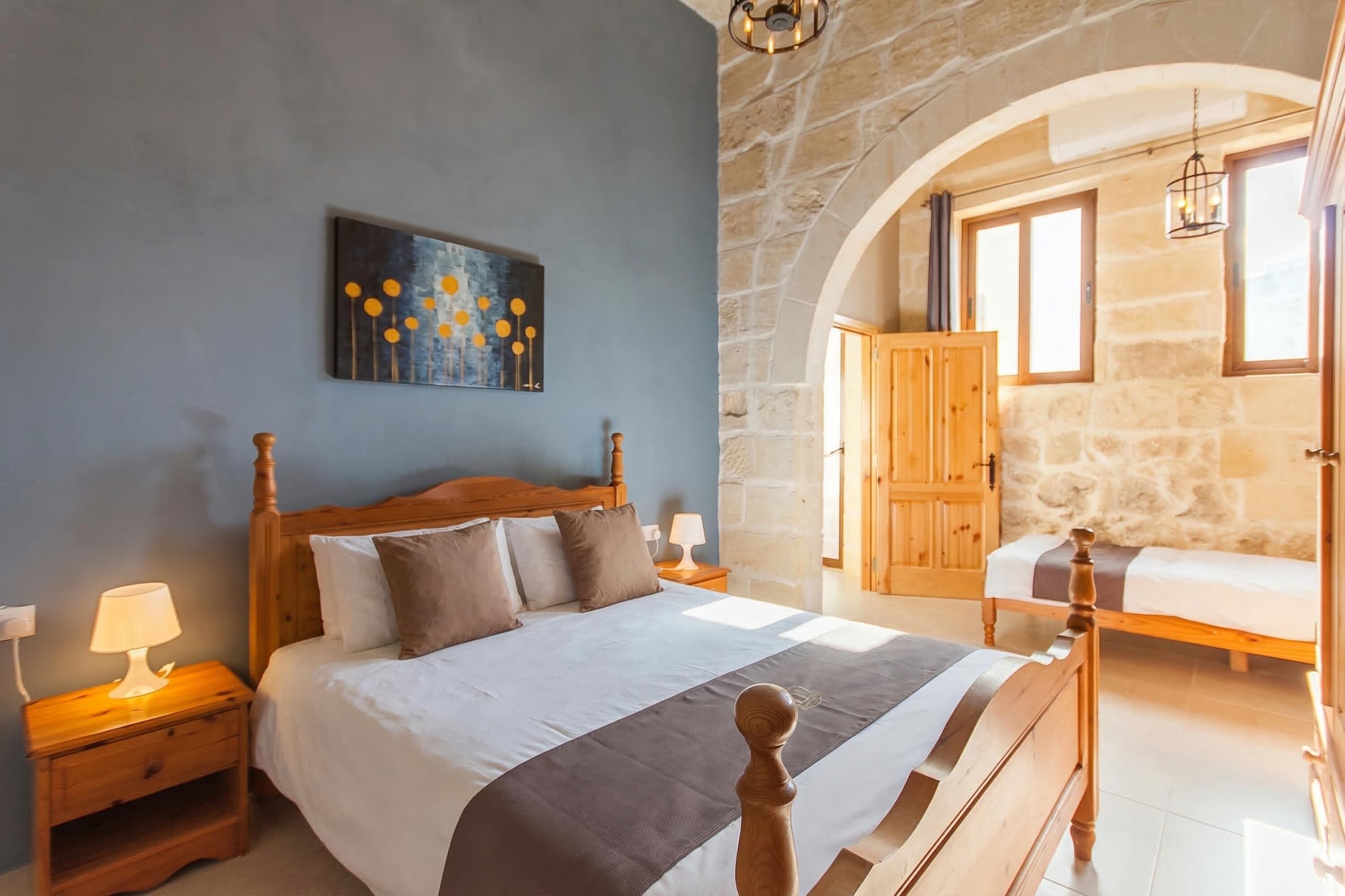 3 bedrooms, WiFi (free), bed sheets