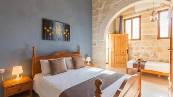 3 bedrooms, WiFi (free), bed sheets