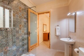 Combined shower/tub, towels