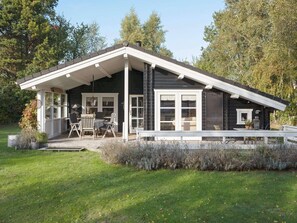 House | Outdoor dining - 6 Person Holiday Home in Vaeggerlose (Vaeggerlose)