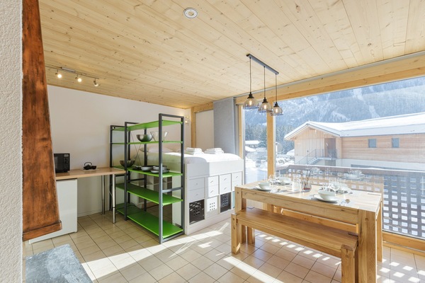 Wohnzimmer mit offener Küche