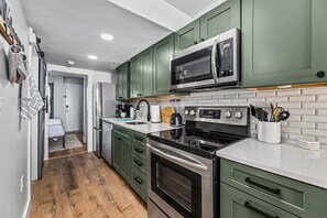 Réfrigérateur, four à micro-ondes, un four, surface de cuisson