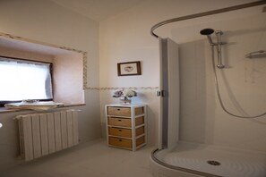 Douche, sèche-cheveux, bidet, serviettes fournies