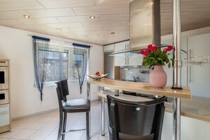 Kylskåp, ugn, spishäll och diskmaskin
