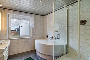 Dusche, Haartrockner, Handtücher