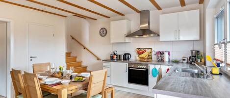 ثلاجة، فرن، موقد طهي مسطح، غسالة أطباق