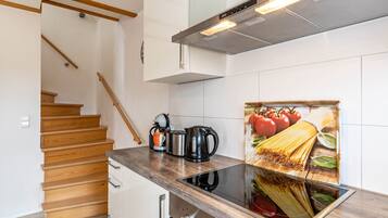 Frigorífico, horno, placa de cocina y lavavajillas