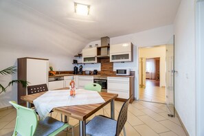 Frigorífico, microondas, horno y placa de cocina