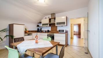 Een koelkast, een magnetron, een oven, een kookplaat