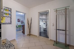 Dusj, hårføner og håndklær