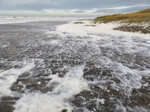 Una playa con olas y arena.