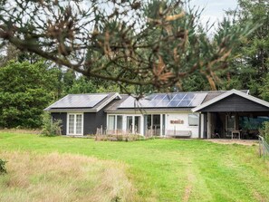 A modern house with solar panels, a covered porch, and a well-maintained lawn. - 6 Person Holiday Home in Silkeborg (Silkeborg)