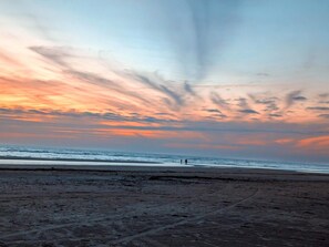 A beach with a sunset sky, sandy terrain, and two people in the distance. - 8 Person Holiday Home in Romo (Rømø)