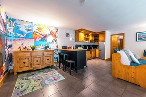 Una cocina moderna con armarios de madera, una isla central y taburetes de bar.