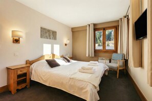 3 bedrooms, bed sheets