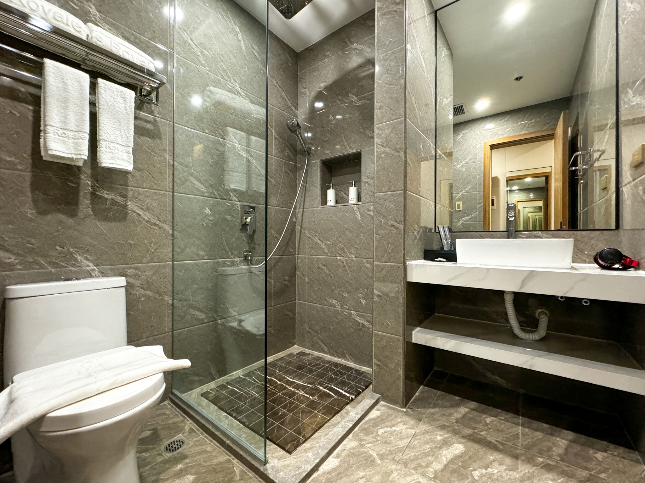 Regadera, secadora de cabello, bidet, toallas 