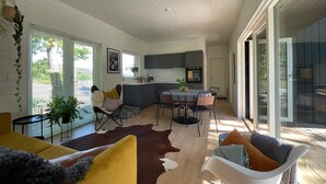 Ein modernes Interieur mit Essbereich, Küche und Sitzgelegenheiten.