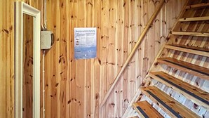Una escalera de madera con un cartel en la pared.