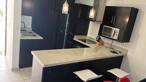 Frigorifero, microonde, forno, piano cottura